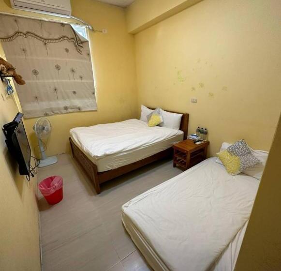 تختخواب و صبحانه 萩閣民宿sara S House走路可到夜市近市區好停車