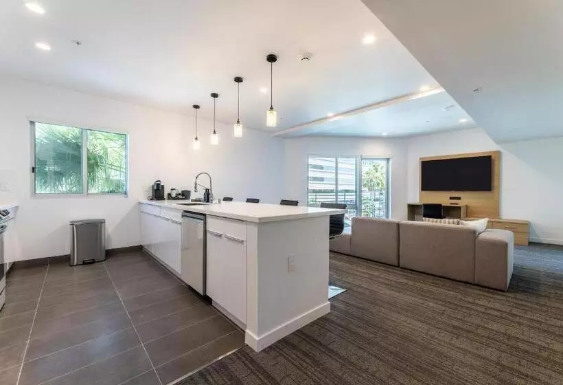 ホテル Mai Downtown Long Beach