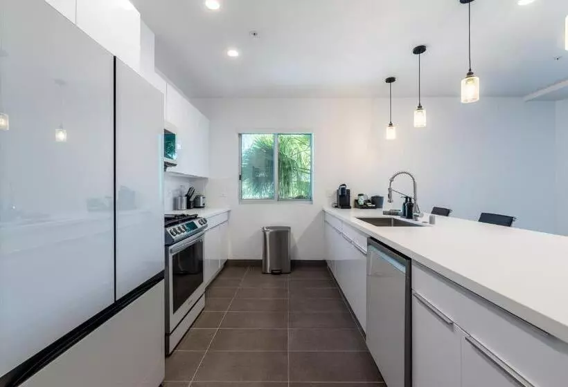 ホテル Mai Downtown Long Beach