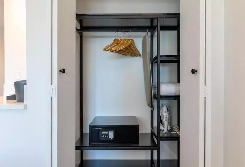 ホテル Mai Downtown Long Beach