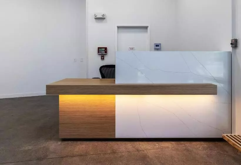 ホテル Mai Downtown Long Beach