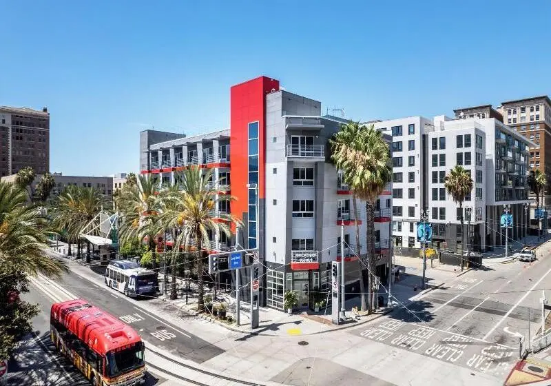 ホテル Mai Downtown Long Beach