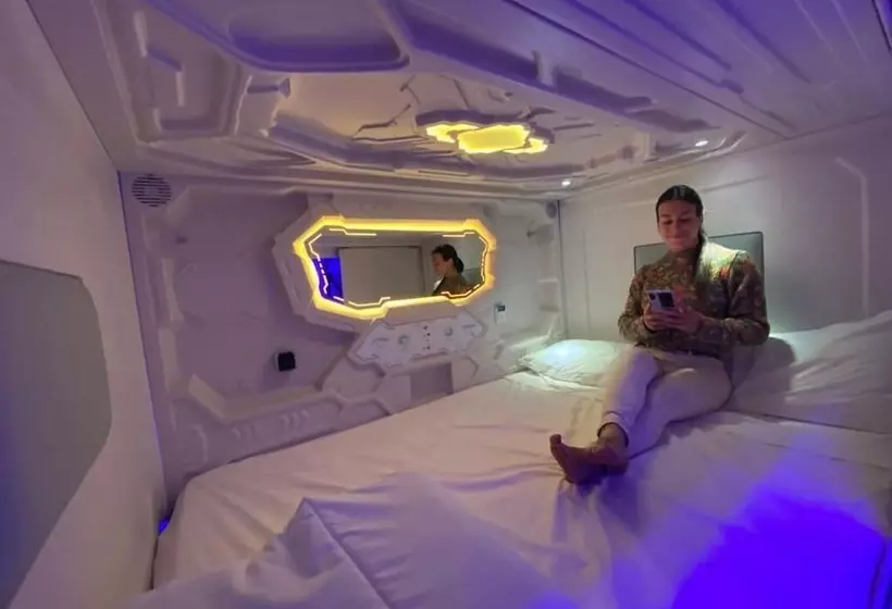 هتل کپسول Capsule Inn Valencia Hostel