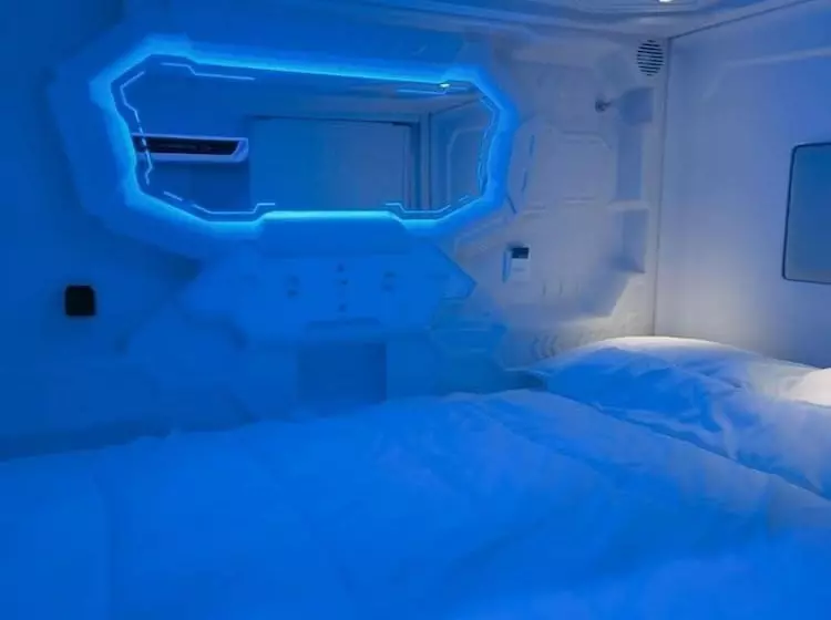 هتل کپسول Capsule Inn Valencia Hostel