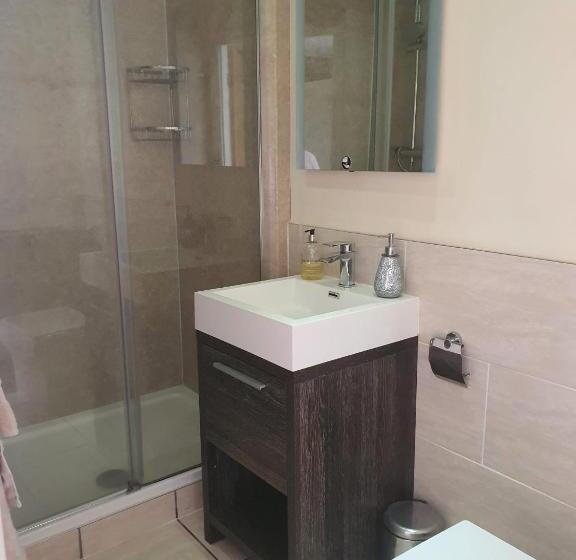 هتل The Garden Bar Rooms