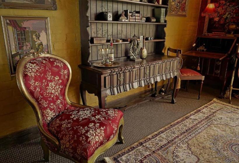 بنسيون Bygracealone Manor