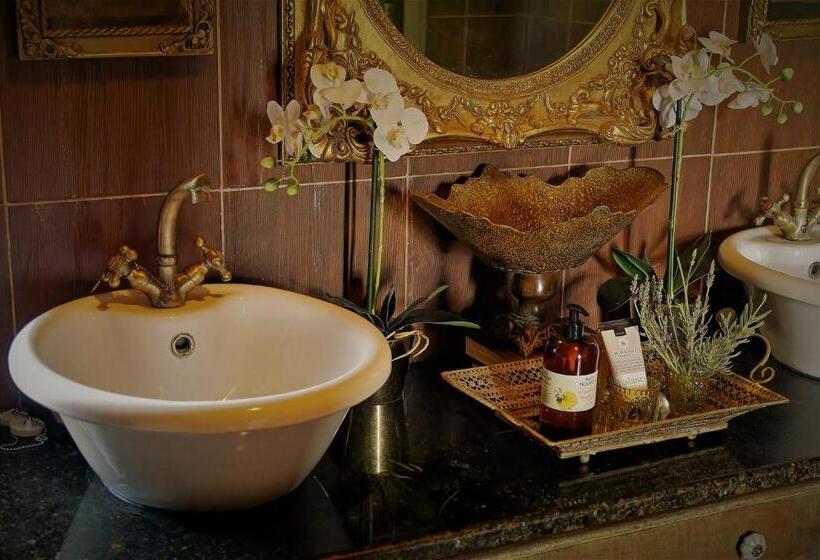 بنسيون Bygracealone Manor