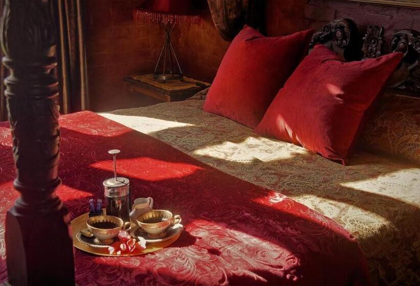 بنسيون Bygracealone Manor