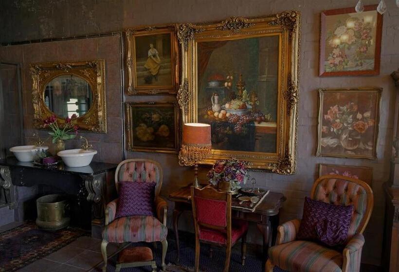 بنسيون Bygracealone Manor