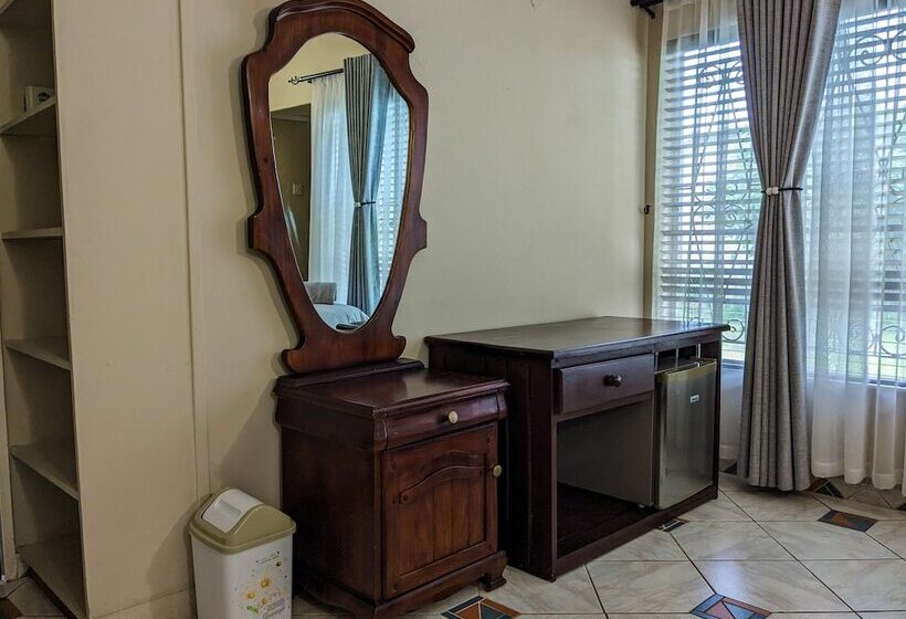 پانسیون Room In Villa Zambezi Family Lodge Buffalo Room