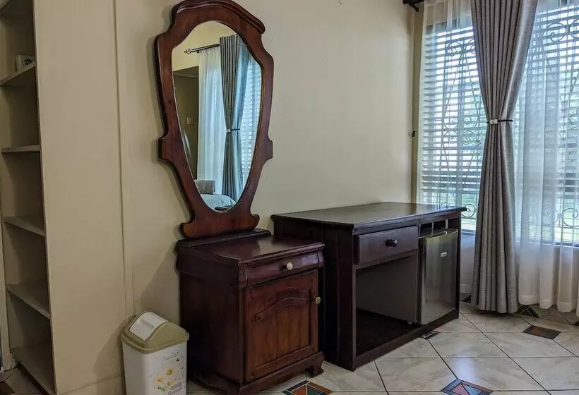 پانسیون Room In Villa   Zambezi Family Lodge   Buffalo Room