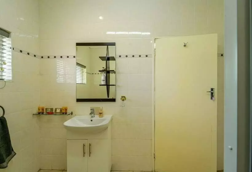 پانسیون Room In Villa   Zambezi Family Lodge   Lion Room