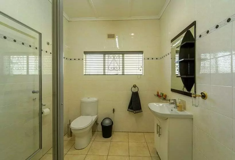 پانسیون Room In Villa   Zambezi Family Lodge   Lion Room
