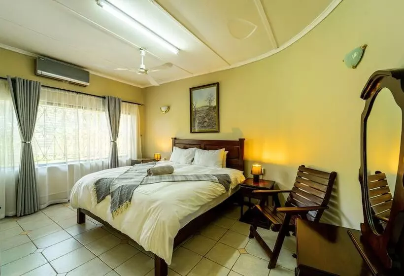 پانسیون Room In Villa   Zambezi Family Lodge   Lion Room