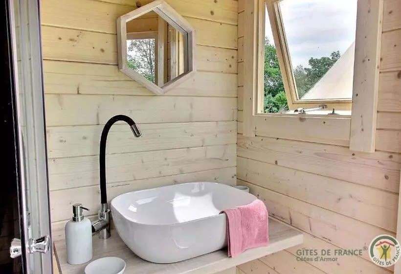 Aamiaismajoitus (B&B) La Tente De Kergomar