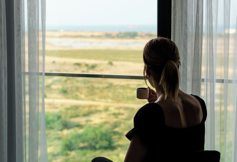 فندق Crown Salamis