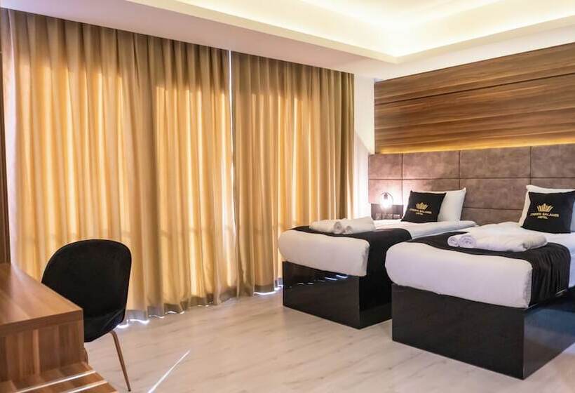 فندق Crown Salamis