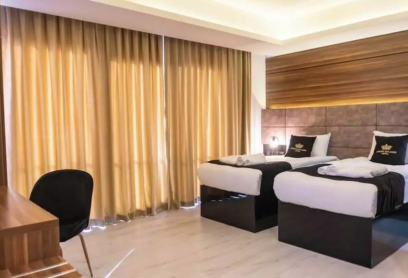 ホテル Crown Salamis