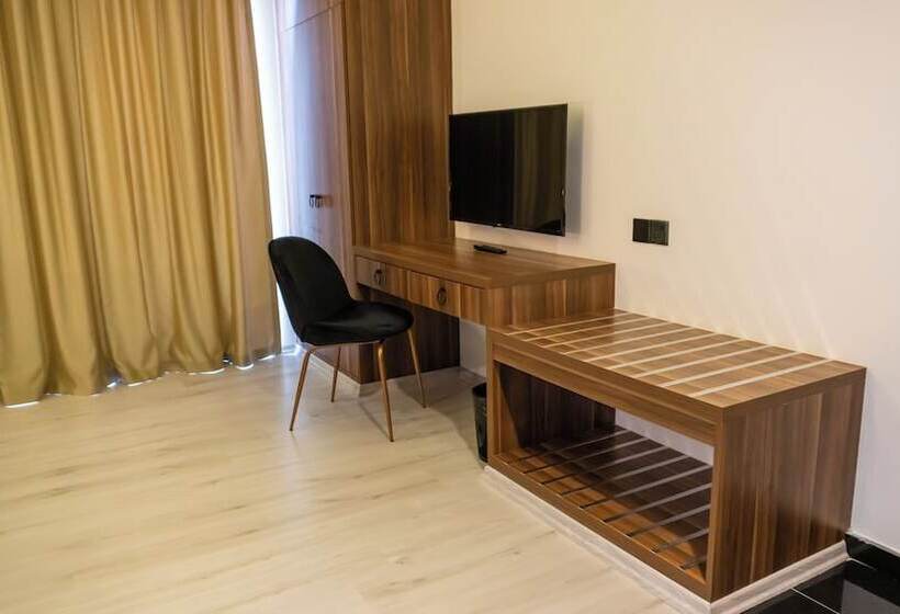 فندق Crown Salamis