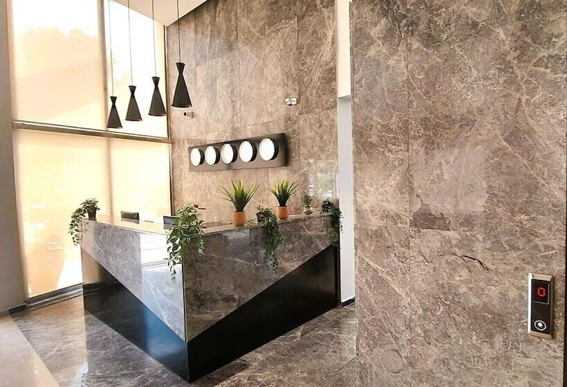 فندق Crown Salamis