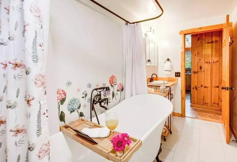 Alexandria Cabin W/ Patio, Grill & Deck