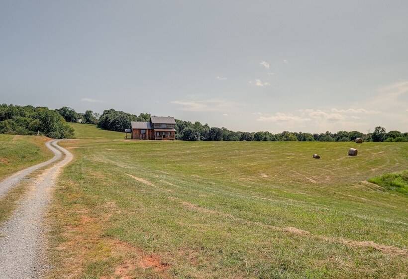 Bedford Cabin W/ Porch, 5 Mi To Historic District!
