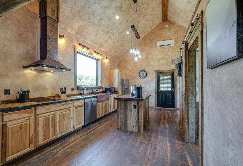 Bedford Cabin W/ Porch, 5 Mi To Historic District!