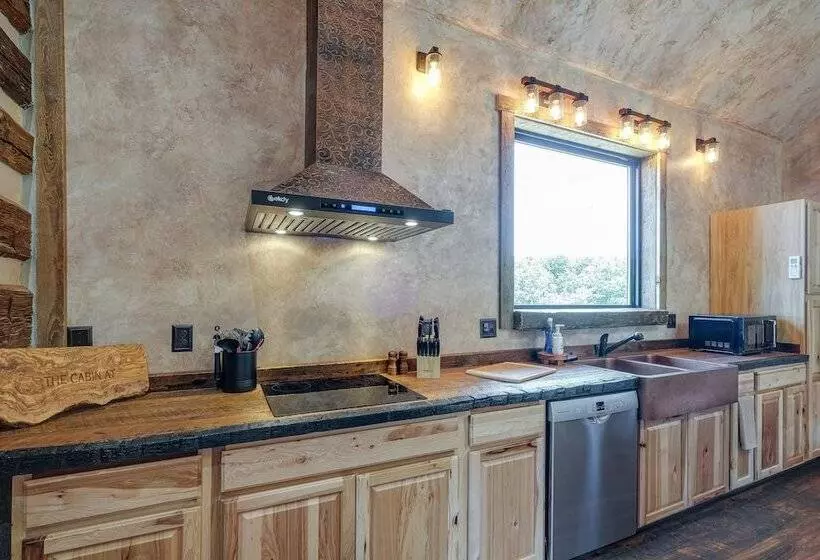 Bedford Cabin W/ Porch, 5 Mi To Historic District!