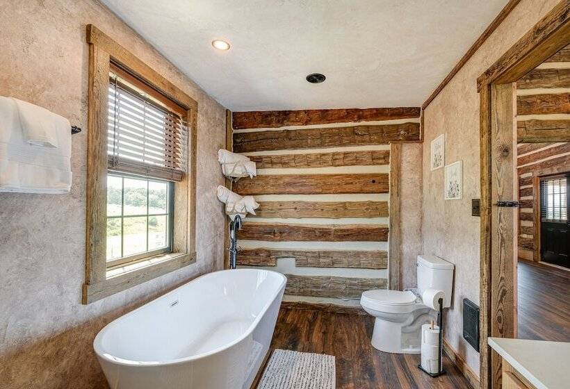 Bedford Cabin W/ Porch, 5 Mi To Historic District!