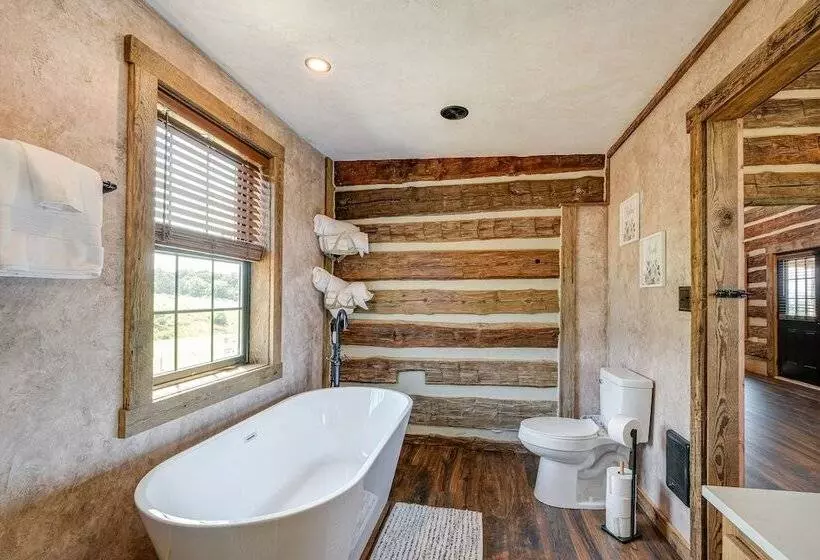 Bedford Cabin W/ Porch, 5 Mi To Historic District!