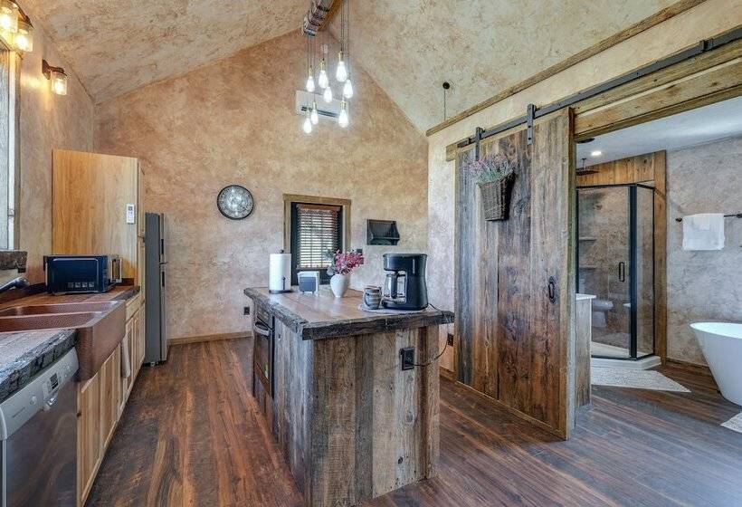 Bedford Cabin W/ Porch, 5 Mi To Historic District!