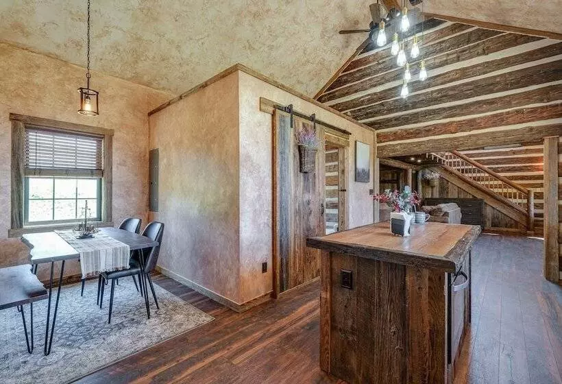 Bedford Cabin W/ Porch, 5 Mi To Historic District!