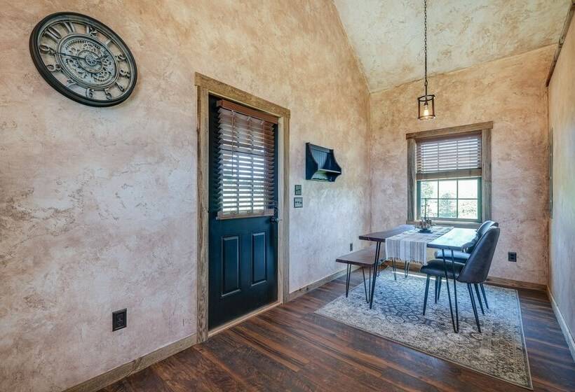 Bedford Cabin W/ Porch, 5 Mi To Historic District!