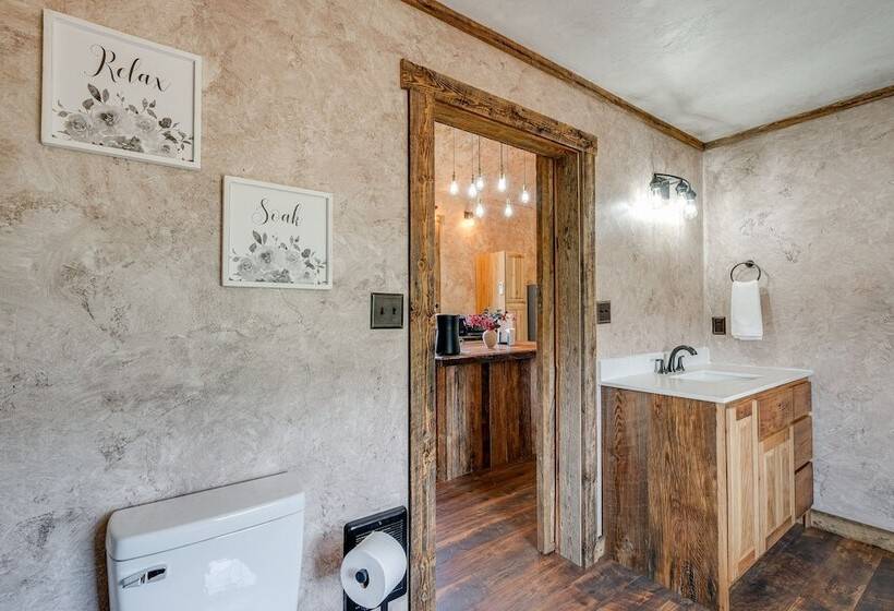 Bedford Cabin W/ Porch, 5 Mi To Historic District!