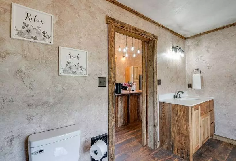 Bedford Cabin W/ Porch, 5 Mi To Historic District!