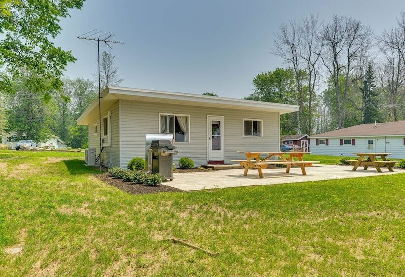 Cozy Beachfront Cottage On Lake Ontario!
