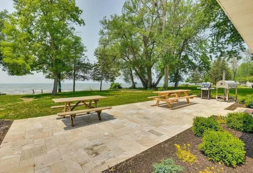 Cozy Beachfront Cottage On Lake Ontario!