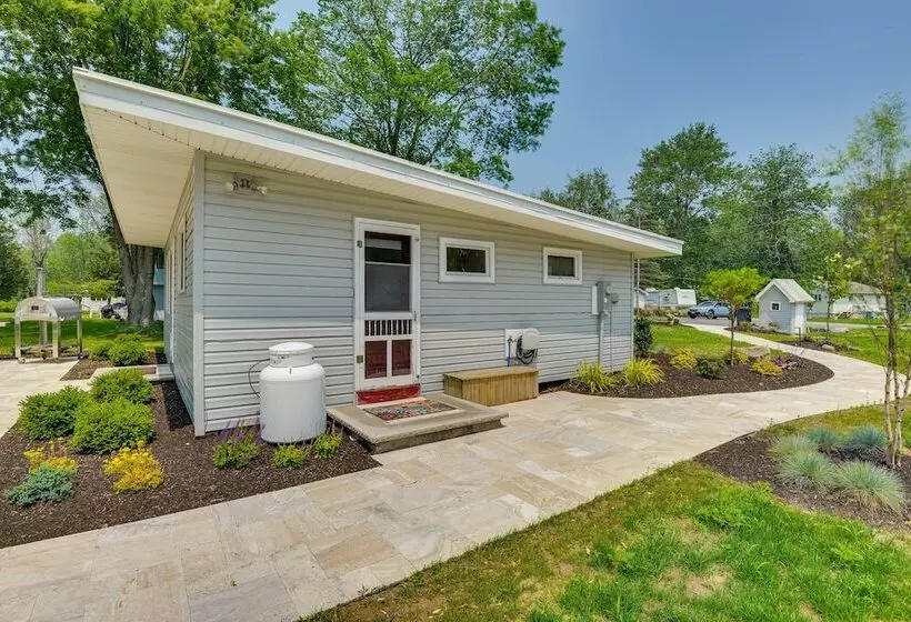 Cozy Beachfront Cottage On Lake Ontario!