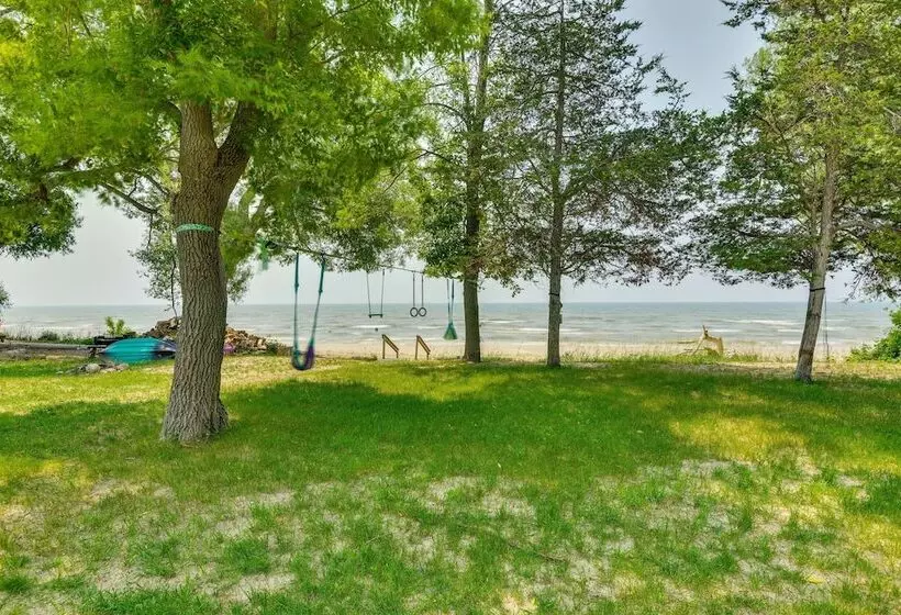 Cozy Beachfront Cottage On Lake Ontario!
