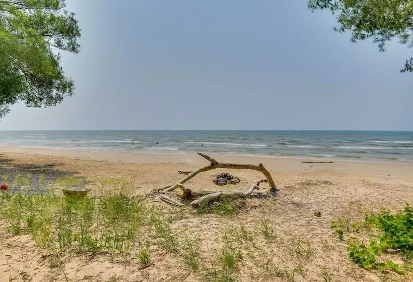 Cozy Beachfront Cottage On Lake Ontario!