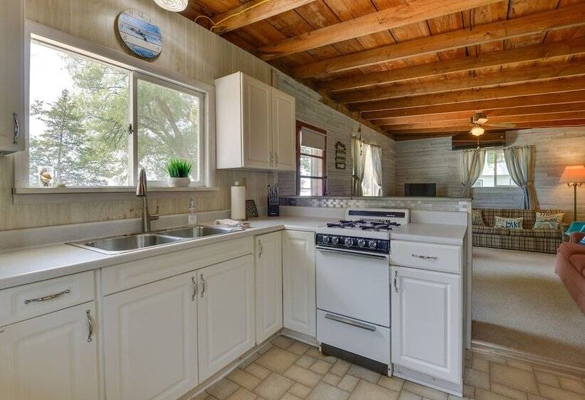 Cozy Beachfront Cottage On Lake Ontario!