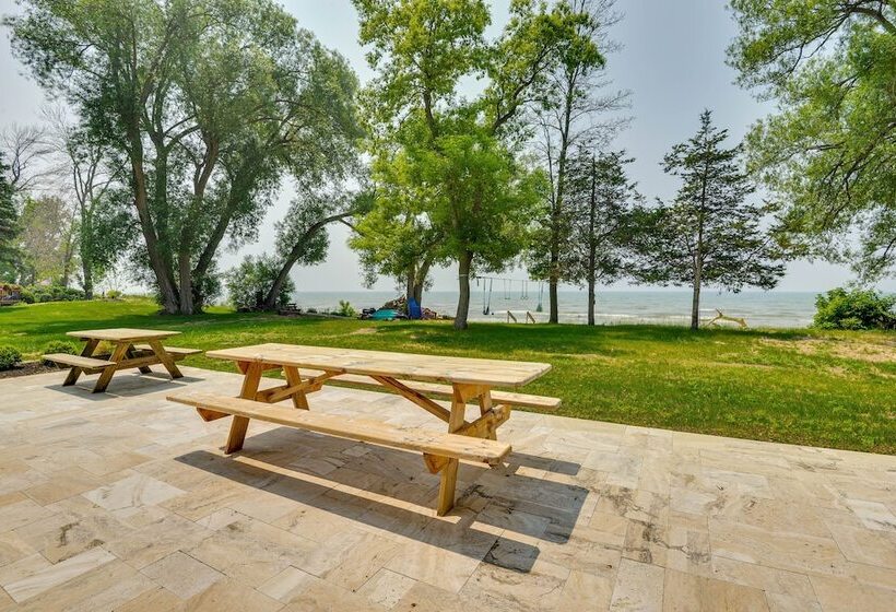 Cozy Beachfront Cottage On Lake Ontario!