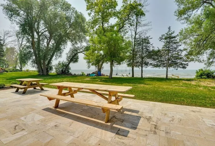 Cozy Beachfront Cottage On Lake Ontario!