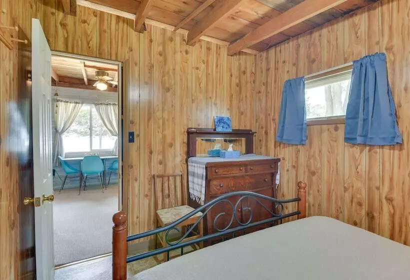 Cozy Beachfront Cottage On Lake Ontario!