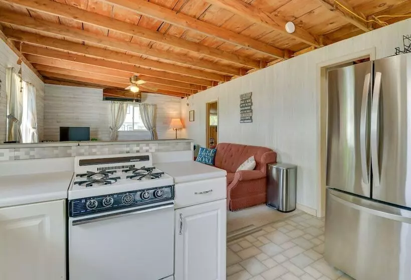 Cozy Beachfront Cottage On Lake Ontario!