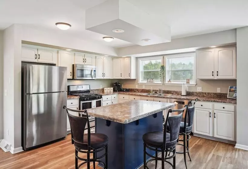 Heaven On The Hill  Retreat W/ Deck + Gas Grill!