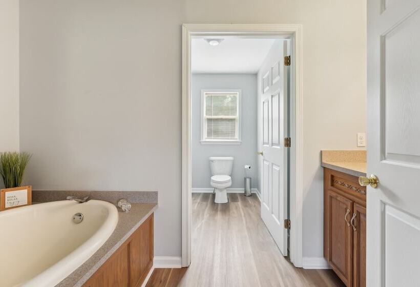 Heaven On The Hill  Retreat W/ Deck + Gas Grill!