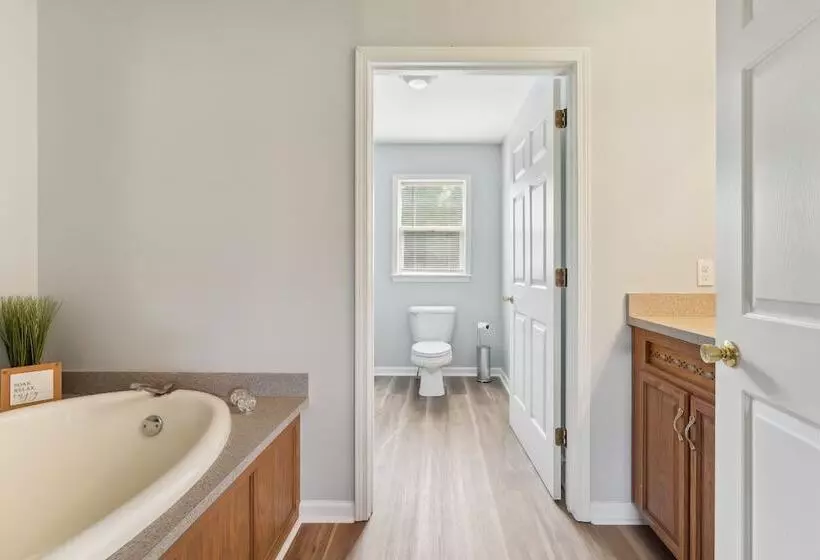 Heaven On The Hill  Retreat W/ Deck + Gas Grill!