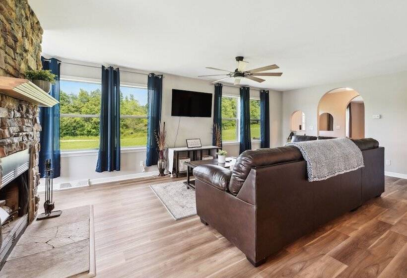 Heaven On The Hill  Retreat W/ Deck + Gas Grill!