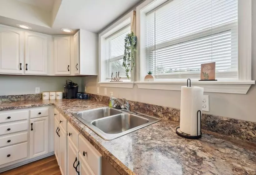 Heaven On The Hill  Retreat W/ Deck + Gas Grill!